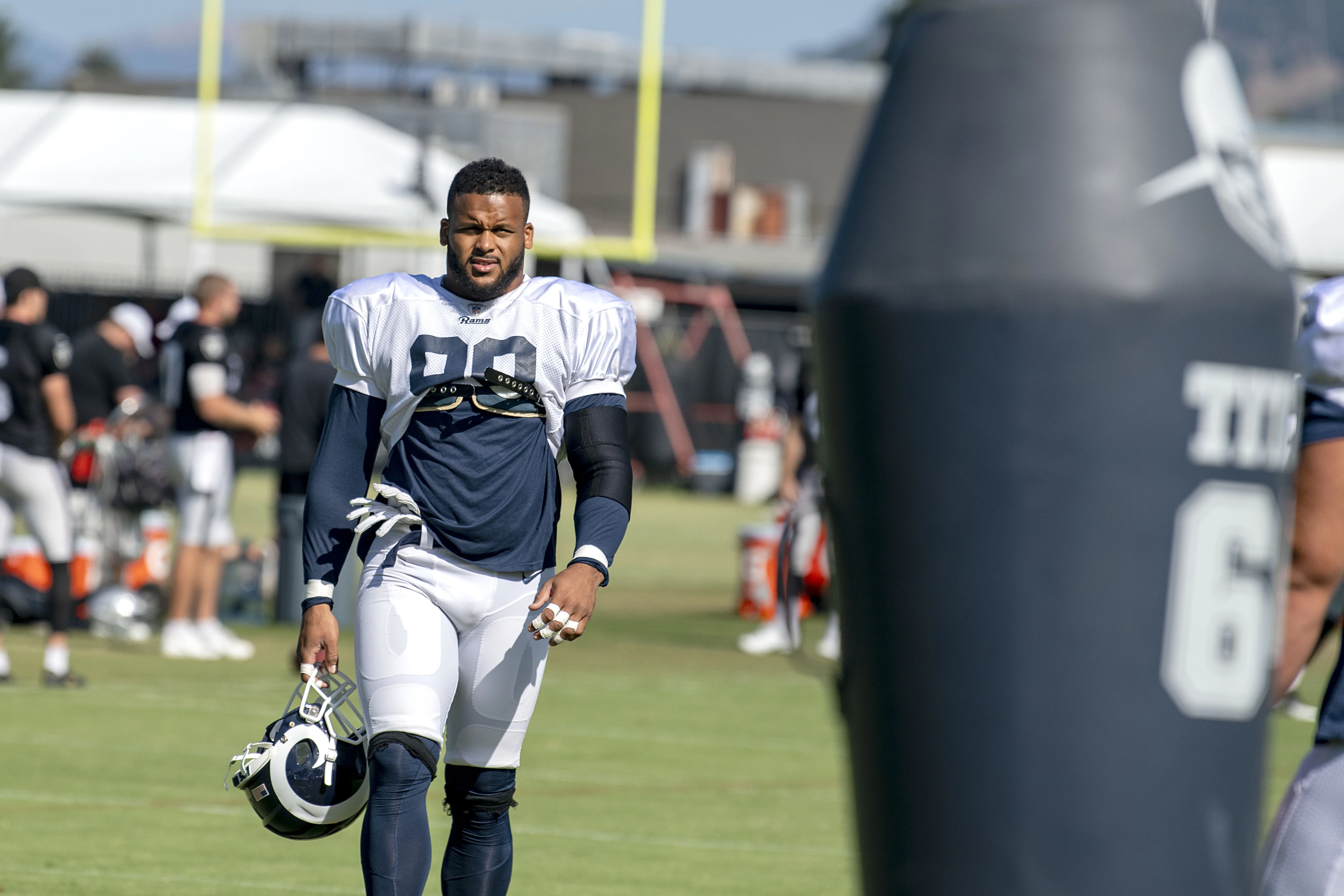 Aaron Donald portant la tenue des Los Angeles Rams à l’entraînement
